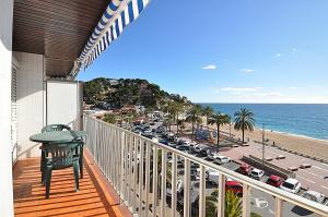 un balcón con vistas a un aparcamiento y al océano en Apartment Doble-4CD, en Lloret de Mar