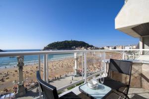 uma varanda com vista para a praia em The Rentals Collection | BellaVista em San Sebastián