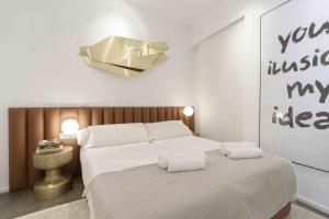 um quarto com uma cama com duas almofadas em The Rentals Collection | Scala em San Sebastián