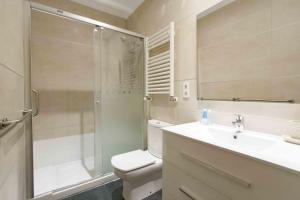 W łazience znajduje się prysznic, toaleta i umywalka. w obiekcie The Rentals Collection | Dream w mieście San Sebastián