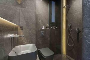サン・セバスティアンにあるThe Rentals Collection | Scalaのバスルーム(シャワー、洗面台、トイレ付)
