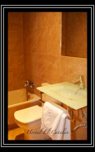 een badkamer met een wastafel, een toilet en een bad bij Hostal El Catalán in Madrid