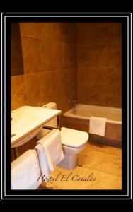 een badkamer met een toilet, een wastafel en een bad bij Hostal El Catalán in Madrid