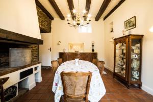 Et tv og/eller underholdning på Les Gites du Colombier