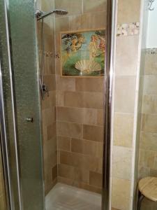 een douche met een glazen deur in een badkamer bij Casa Debby in Porto Torres