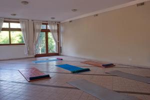 a room with a bunch of yoga mats on the floor at Cabañas del Golf in La Cumbre