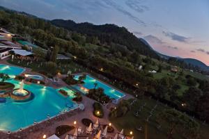 eine Luftansicht eines Resorts mit zwei Pools in der Unterkunft Hotel Majestic in Galzignano Terme