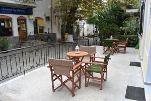 A restaurant or other place to eat at Christos Raches traditional houses