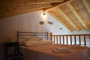 A bed or beds in a room at Christos Raches traditional houses