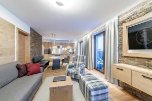 ein Wohnzimmer mit einem Sofa und einem TV in der Unterkunft Piccard Nº 5 in Obergurgl