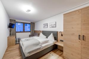 Schlafzimmer mit einem Bett und einem Holzschrank in der Unterkunft Piccard Nº 5 in Obergurgl