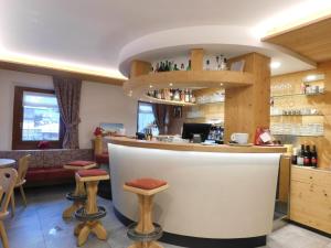 The lounge or bar area at Albergo Alpino