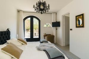 DeilDe Oosterling的一间卧室配有一张带吊灯的大床