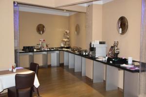 Příslušenství pro přípravu čaje a kávy v ubytování Síu Hotel Magdeburg + 5 fotografií