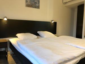 Postel nebo postele na pokoji v ubytování Hotel Aulum Kro