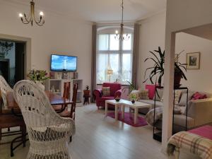 - un salon avec des chaises, un canapé et une table dans l'établissement Apartament Helena, à Świnoujście