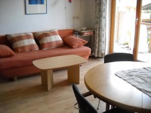 sala de estar con sofá y mesa en Golf & Ski Appartements Lesak, en Zell am See