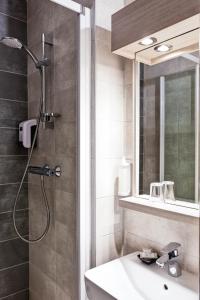 bagno con doccia e lavandino di Hotel Le Lumière a Lione
