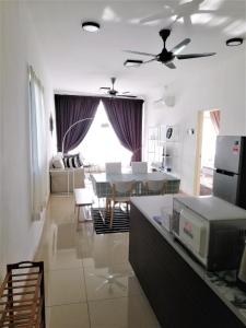 een woonkamer met een keuken en een eetkamer bij Guesthouse at Shah Alam in Shah Alam