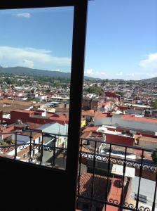 uma vista para a cidade a partir de uma varanda em Hotel Real de Uruapan em Uruapan