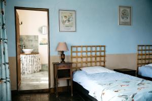 La Vieille Foulonnière : Chambres d'hôtes & Permaculture客房内的一张或多张床位