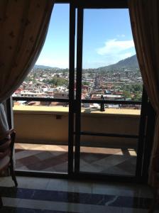 una ventana con vistas a la ciudad en Hotel Real de Uruapan, en Uruapan del Progreso