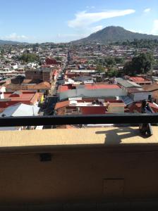 Blick auf eine Stadt vom Dach eines Gebäudes in der Unterkunft Hotel Real de Uruapan in Uruapan del Progreso