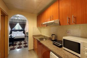 Kuchyň nebo kuchyňský kout v ubytování Al Smou Hotel Apartments - MAHA HOSPITALITY GROUP