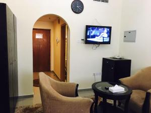 TV a/nebo společenská místnost v ubytování Al Smou Hotel Apartments - MAHA HOSPITALITY GROUP