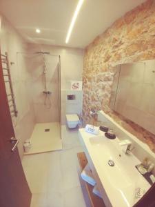 A bathroom at Hotel Molí de l'Escala