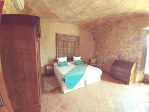 A bed or beds in a room at Hotel Molí de l'Escala