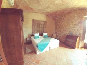 a bedroom with a bed in a stone room at Hotel Molí de l'Escala in L'Escala