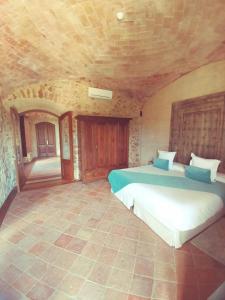 A bed or beds in a room at Hotel Molí de l'Escala