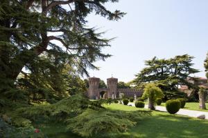 um velho castelo no meio de um jardim em Castello di Roncade em Roncade