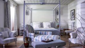 Schlafzimmer mit einem Bett und blauen und weißen Möbeln in der Unterkunft Casa de St. Antônio Hotel Boutique in Parnaíba