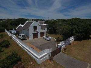 una vista aérea de una casa con dos coches aparcados en Milkwood Way, en St Francis Bay