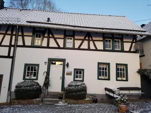 a white house with a black and white roof at Ferienhaus Eifelperle in Blankenheim