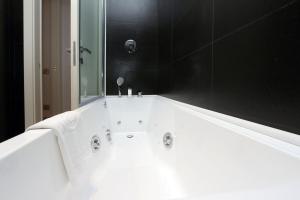 Ванная комната в Rome Unique Monti Colosseum +18 фотографий