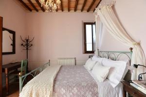 A bed or beds in a room at Agriturismo Il Rigo