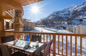 a cabin with a view of a mountain range at Résidence Club MMV L'Altaviva in Tignes