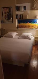 ترانسباروه ماريه في باريس: غرفة نوم بسرير أبيض مع اللوح الأمامي
