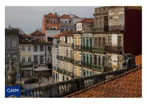 - une vue sur la ville depuis le toit d'un bâtiment dans l'établissement ORM Praça Apartment, à Porto