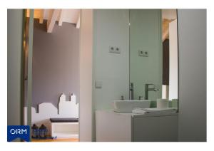 Bilik mandi di ORM Praça Apartment +27 gambar