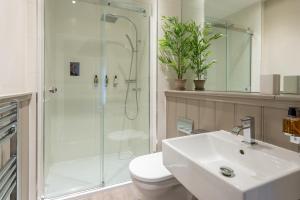 A bathroom at No1 Apartments Edinburgh - George IV Bridge