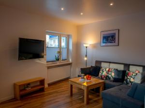 Televízia a/alebo spoločenská miestnosť v ubytovaní Apartament Przy Deptaku