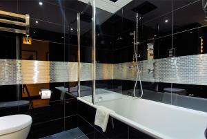 Un baño de Montcalm Marble Arch