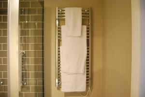 un portasciugamani con asciugamani bianchi in bagno di Hare & Hounds Bed & Breakfast a Rye