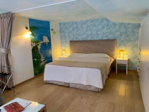 une chambre avec un lit et un tableau au mur dans l'établissement Résidences Cresci, à Cannes 179 autres photos