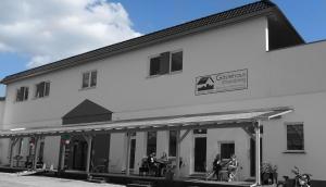 ein Schwarz-Weiß-Foto eines Gebäudes in der Unterkunft Gästehaus Strausberg in Strausberg