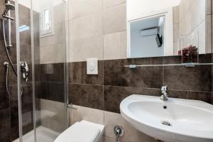 A bathroom at HOTEL CONDOR
